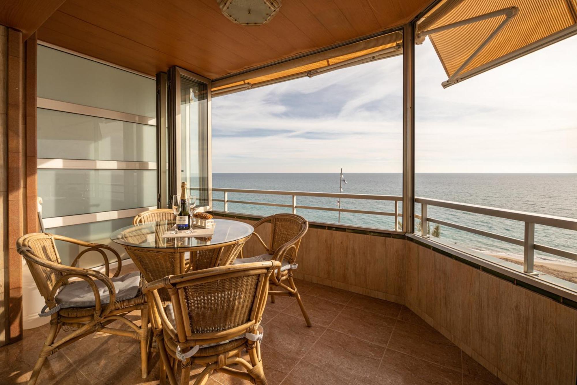 Spacious Apartment With Sea View Terrace In Calafell Luaran gambar